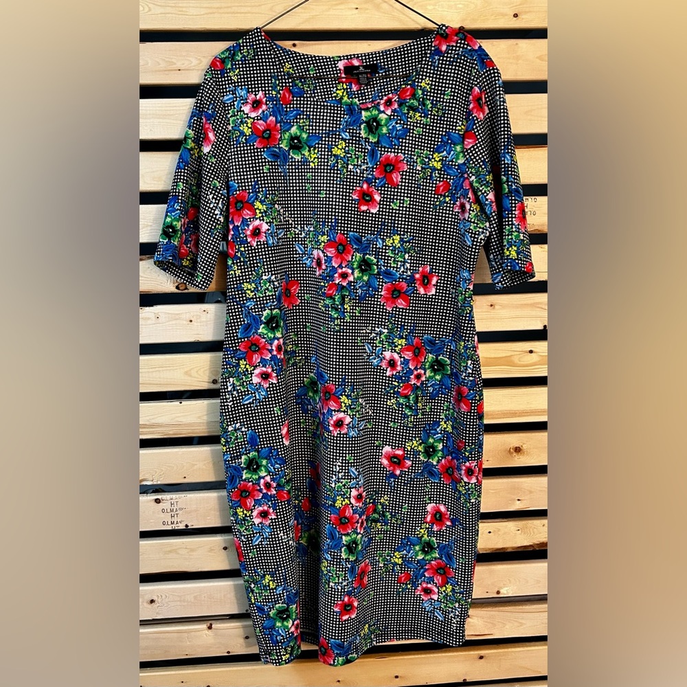 Classic cut, flower dress.